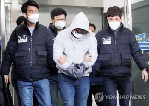 한때 교제했던 여성의 집을 찾아가 가족을 살해한 혐의를 받는 이석준이 2021년 12월 17일 오전 서울 송파경찰서에서 나와 검찰로 송치되고 있다.<연합뉴스>